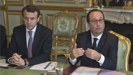 &nbsp; (Emmanuel Macron et François Hollande à l'Elysée. Le président a consacré une large partie de l'interview à défendre le projet de loi de son ministre. © Maxppp)