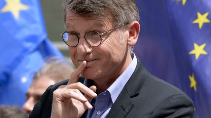 Vincent Peillon, le 9 mai 2014, lors de la campagne pour les élections européennes à Lyon (Rhône).&nbsp; (JEAN-PHILIPPE KSIAZEK / AFP)