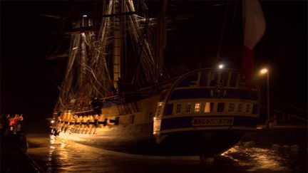 &nbsp; (Rochefort, vers 4h30. L'Hermione sort de son bassin après 17 ans de construction © RF Grégoire Lecalot)