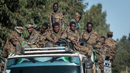 Des soldats éthiopiens sont en route vers Lalibela, au nord du pays, une ville reprise aux rebelles du Tigré par l'armée gouvernementale en décembre. (SOLAN KOLLI / AFP)