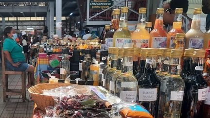 Au marché couvert de Fort-de-France, les commerçants craignent de perdre encore une part importante de leur chiffre d'affaires, durant le nouveau confinement qui débute ce samedi 31 juillet. (THIBAULT LEFEVRE / RADIO FRANCE)