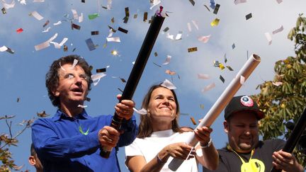 Pour une Techno parade r&eacute;ussie, conviez des ministres de la Culture. Jack Lang (G) et Aur&eacute;lie Filipetti (C) sont de vrais boute-en-train. (SEVGI / SIPA)