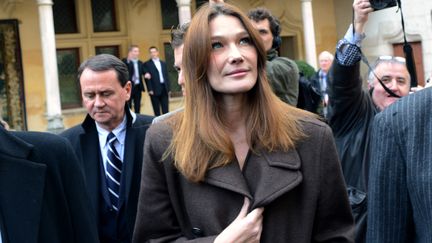 Carla Bruni-Sarkozy arrive &agrave; la vente des vins des Hospices de Beaune (C&ocirc;te-d'Or), le 18 novembre. (PHILIPPE MERLE / AFP)