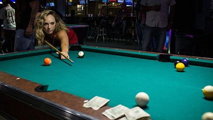 originaire de Californie, vient se distraire dans un bar de Williston. (Andrew Burton / Getty Images / AFP)