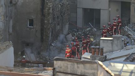 Des pompiers interviennent après l'effondrement d'un immeuble rue de Tivoli, à Marseille, dimanche 9 avril 2023. (PENNANT FRANCK / MAXPPP)