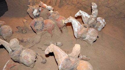 Sculptures mises au jour lors de la découverte de la tombe de Shangguan Wan'er (4 septembre 2013)
 (Shaanxi Provincial Cultural Relics / AFP)