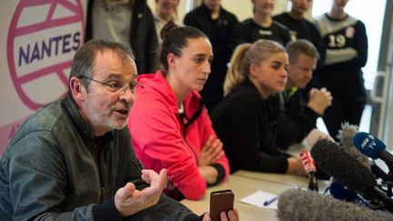 Le président du club Nantes Atlantique Handball Arnaud Ponroy face à la presse vendredi 14 février à Nantes (Loire-Atlantique). A ses côtés, les joueuses Camille Ayglon-Saurina, Léa Lignières et l'entraîneur Allan Heine. (LOIC VENANCE / AFP)