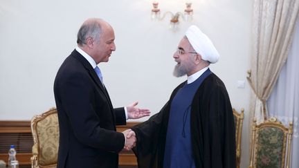 Le pr&eacute;sident iranien, Hassan&nbsp;Rohani, accueille le ministre fran&ccedil;ais des Affaires &eacute;trang&egrave;res,&nbsp;Laurent Fabius, le 29 juillet 2015 &agrave; T&eacute;h&eacute;ran. (REUTERS)