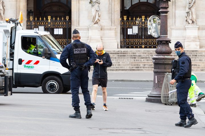 Un joggeur est contrôlé à Paris, le 18 mars 2020. (AMAURY CORNU / HANS LUCAS / AFP)