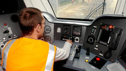 Un cheminot dans la cabine de pilotage d'un TER. (MAXPPP)