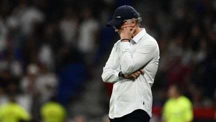 Laurent Blanc lors de la défaite de l'Olympique lyonnais face au Paris Saint-Germain, le 3 septembre 2023. (JEFF PACHOUD / AFP)