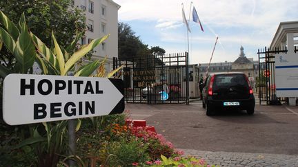 L'entr&eacute;e de l'h&ocirc;pital militaire de Saint-Mand&eacute; o&ugrave; &eacute;tait hospitalis&eacute;e l'infirmi-re de MSF touch&eacute;e par Ebola.&nbsp; (ONUR USTA / ANADOLU AGENCY / AFP)