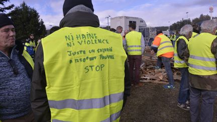 "Juste un salarié à 1250 euros", explique ce "gilet jaune", le 24 novembre 2018 à Trélissac (Dordogne). (MAXPPP)