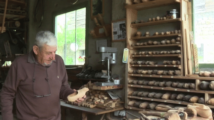 Patrimoine : rencontre avec l’un des derniers sabotiers de France (FRANCE 3)