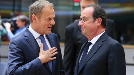 Le président français, François Hollande, s'entretient avec le président du Conseil européen, Donald Tusk, le 29 avril 2017, à Bruxelles (Belgique). (DURSUN AYDEMIR / AFP)