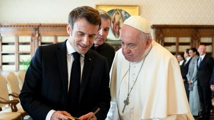 Le pape François et le président français Emmanuel Macron lors d'une audience&nbsp;privée au Vatican, le 24 octobre 2022. (VATICAN MEDIA / AFP)