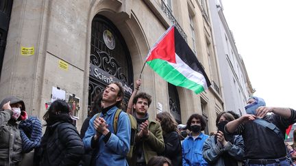 Manifestation pro-palestinienne devant les locaux parisiens de Sciences Po, le 26 avril 2024 (TERESA SUAREZ/EPA)