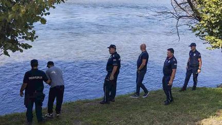 Serbian police officers search the banks of the Drina River near the town of Ljubovija, Serbia, Thursday, Aug. 22, 2024. (AP/SIPA)