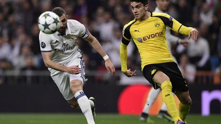 Karim Benzema et Marc Batra à la lutte (JAVIER SORIANO / AFP)