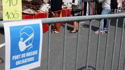 L'obligation de porter un masque à l'extérieur s'étend à 69 communes de la Mayenne. Photo d'illustration. (VINCENT MOUCHEL / MAXPPP)