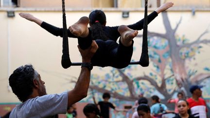 ambitionne d’offrir une éducation artistique aux jeunes, il permet aussi indirectement de «sensibiliser les habitants du quartier à l’importance de l’art et au rôle économique qu’il joue dans le développement social», confie l’association la Ressource Culturelle.
 (Amr Abdallah Dalsh / REUTERS )