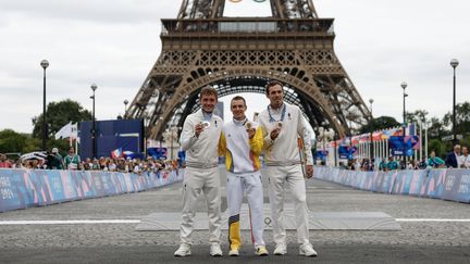 Au terme d'une course totalement débridée parfaitement courue par les Français, Valentin Madouas et Christophe Laporte se sont parés d'argent et de bronze derrière Remco Evenepoel, champion incontesté de ces Jeux olympiques sur route. (ODD ANDERSEN / AFP)