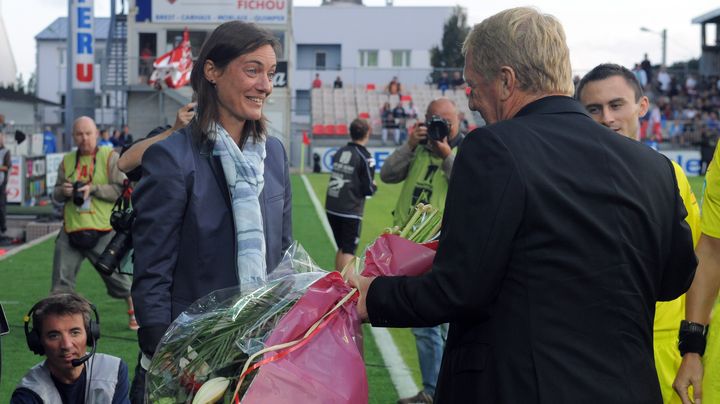 L'entra&icirc;neur de Brest,&nbsp;Alex Dupont, offre un bouquet de fleurs &agrave; Corinne Diactre, entra&icirc;neure de Clermont-Ferrand, &agrave; Brest (Finist&egrave;re), le 4 ao&ucirc;t 2014. (FRED TANNEAU / AFP)