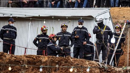 Les secouristes marocains engagés dans le sauvetage du petit Rayan le 5 février 2022&nbsp;à Ighrane, non loin du village de Bab Berred, dans la province de Chefchaouen. (FADEL SENNA / AFP)