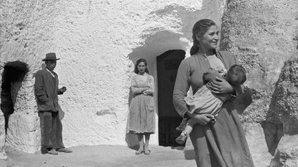 Le réalisateur d'"Anna et les loups" et de "Cría Cuervos" est aussi photographe. Carlos Saura (né en 1932) a fait un portrait des villes et villages en noir et blanc dans les années 1950, au cours de ses voyages à travers l'Espagne franquiste. Il montre une Espagne méconnaissable, triste, réprimée, plongée dans la misère, mais en même temps des gens simples et ouverts. Au Museo Cerralbo, Madrid. Ici, Carlos Saura de la serie Andalucía, años 1950 
 (Carlos Saura)