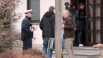 &nbsp; (Les enquêteurs allemands devant le domicile d'Anreas Lubitz à Montabaur © Maxppp)