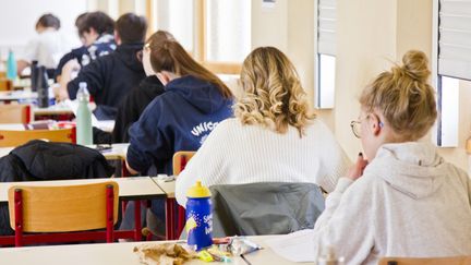 Des lycéens lors des épreuves du baccalauréat, à Briançon (Hautes-Alpes), le 21 mars 2023. (THIBAUT DURAND / HANS LUCAS / AFP)