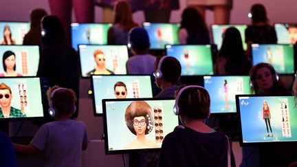 Des visiteurs du Gamescom, un salon international consacr&eacute; aux jeux vid&eacute;o, le 14 ao&ucirc;t 2014, &agrave; Cologne (Allemagne). (PATRIK STOLLARZ / AFP)