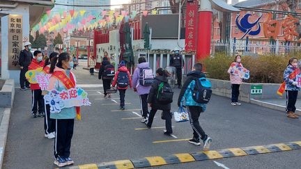 Après plusieurs mois de cours en ligne et trois années perturbées, des élèves ont pu faire leur rentrée scolaire dans cette école du district de Chaoyang, à Pékin, le 13 février 2023. (Sébastien Berriot / Franceinfo)