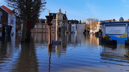 La place Roger-Salengro, devant la mairie d'Arques, dans le Pas-de-Calais, le 4 janvier 2024. (ALAIN GASTAL / RADIOFRANCE)