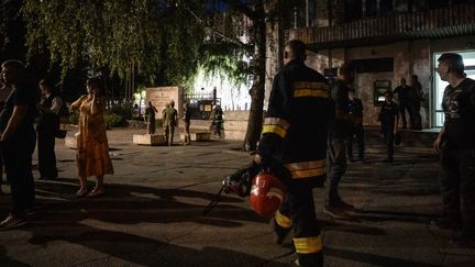 Des pompiers dans les rues de la ville ukrainienne de Poltava après avoir été bombardée par l'armée russe, le 3 septembre 2024. (PATRYK JARACCZ / AFP)