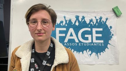 Noa, 23 ans, au siège de la Fédération des Associations Générales Etudiants, à Montrouge (MANON MELLA / FRANCEINFO)