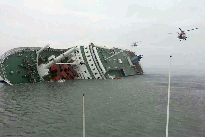 Le ferry "Sewol", le 16 avril 2014, au large de la Cor&eacute;e du Sud. (SOUTH KOREA COAST GUARD / AFP)