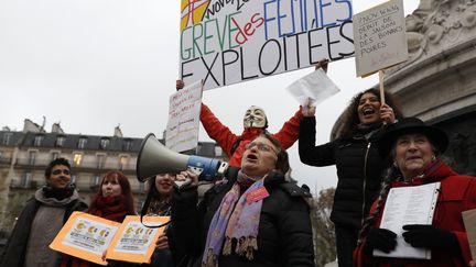 Des femmes réunies place de la République à Paris, lundi 7 novembre, pour réclamer plus d'égalité salariale entre &nbsp;hommes et femmes&nbsp; (THOMAS SAMSON / AFP)