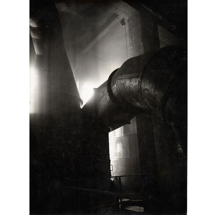 Germaine Krull, "Usine électrique, Issy les Moulineaux", 1928, Amsab-Institut d'Histoire sociale, Gand
 (Estate Germaine Krull, Museum Folkwang, Essen)