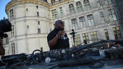 Le DJ britannique Carl Cox lors d'un set au château de Chambord (Loir-et-Cher), lundi 16 juillet 2018. (GUILLAUME SOUVANT / AFP)