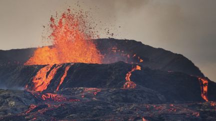 L'éruption du volcan Geldingadalir, photographiée depuis Fagradalsfjall le 9 août 2021, en Islande.&nbsp; (THOMAS O'NEILL / NURPHOTO / AFP)