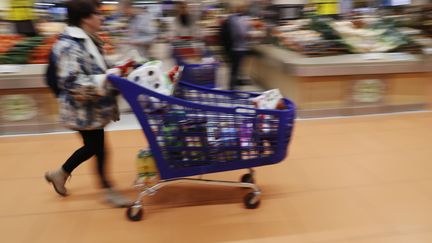 Le moral des ménages remonte, conséquence, les chariots se remplissent. (THOMAS SAMSON / AFP)