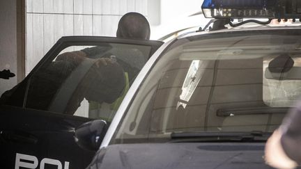 Le trafiquant de drogue présumé espagnol Antonio Tejon, alias "El Castana", est embarqué dans une voiture de police, le 7 juin 2018. (MARCOS MORENO / AFP)