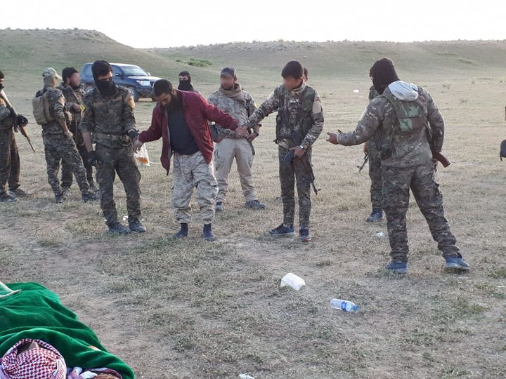 Fouille d'un&nbsp;homme s'étant rendu aux Forces démocratiques syriennes aux environs de Baghouz (Syrie), le 12 mars 2019. (RADIO FRANCE)