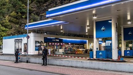 La police intervient après le meurtre d'un employé d'une station-service par un client qui refusait de porter un masque, le 19 septembre 2021, à&nbsp;Idar-Oberstein (Rhénanie-Palatinat, Allemagne). (CHRISTIAN SCHULZ / FOTO HOSSER / AFP)