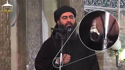 Capture d'&eacute;cran de la vid&eacute;o&nbsp;post&eacute;e le 5 juillet 2014 sur des sites jihadistes, dans laquelle le chef de l'Etat islamique, Abou Bakr Al-Baghdadi, appara&icirc;t pour la premi&egrave;re fois, avec un gros plan sur sa montre. (YOUTUBE / THE TELEGRAPH)