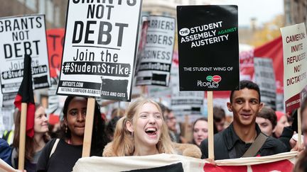 Plusieurs milliers d'étudiants marchent dans Londres pour la gratuité des études