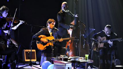 Thomas Dutronc en concert entouré de ses musiciens
 (PHOTOPQR/REPUBLIQUE DU CENTRE/MAXPPP)