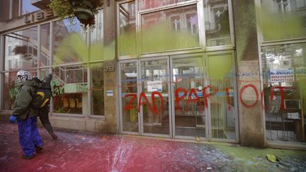 Ils ont aussi bris&eacute; et tagu&eacute; plusieurs vitrines de magasins, celles d'une agence des transports nantais ou encore d'une agence Nouvelles Fronti&egrave;res. ( STEPHANE MAHE / REUTERS)