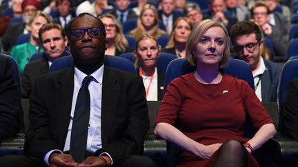 Le ministre des Finances Kwasi Kwarteng et la Première ministre britannique Liz Truss, le 2 octobre 2022 à Birmingham (Royaume-Uni). (OLI SCARFF / AFP)